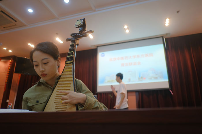 護士楊寓斐民樂演奏.jpg
