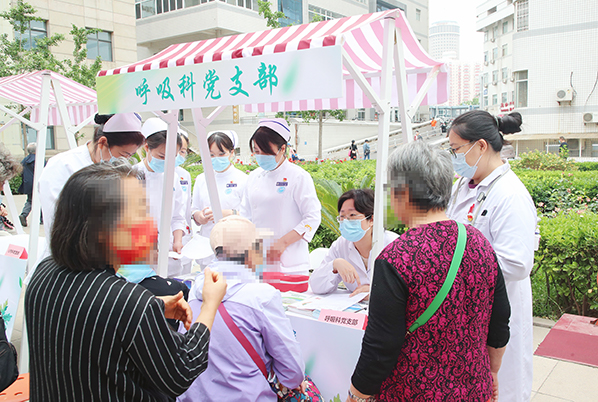 呼吸熱病科黨支部義診.jpg