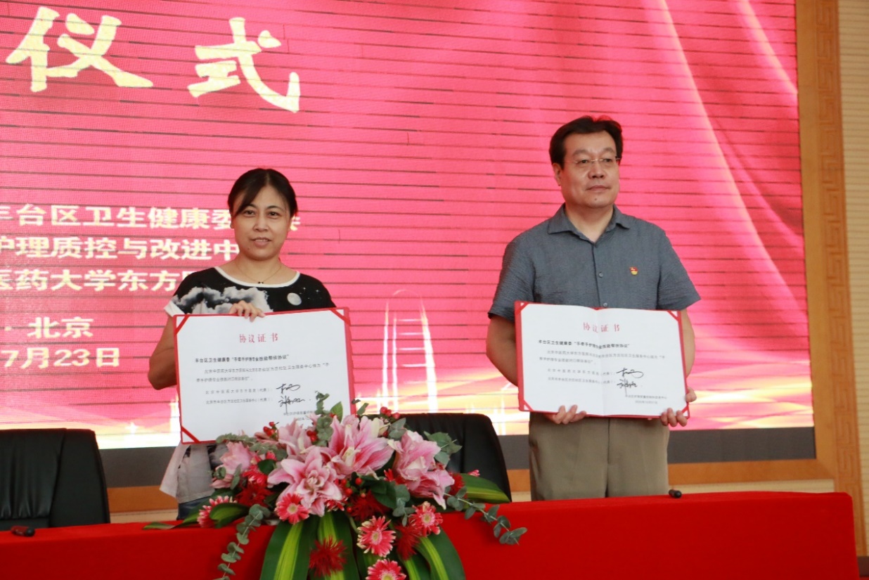 桌子上有許多宣傳海報(bào)

低可信度描述已自動(dòng)生成