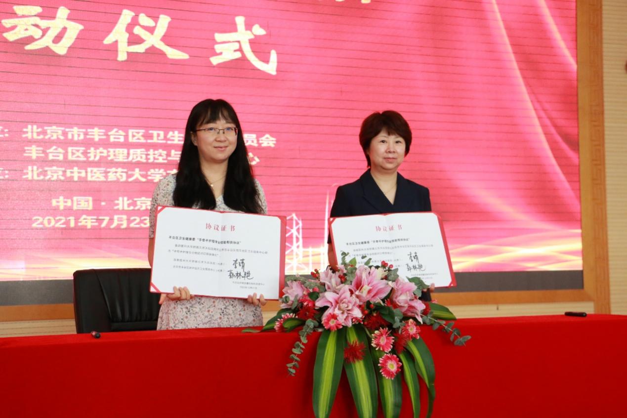 桌子上的粉色花朵

中度可信度描述已自動(dòng)生成