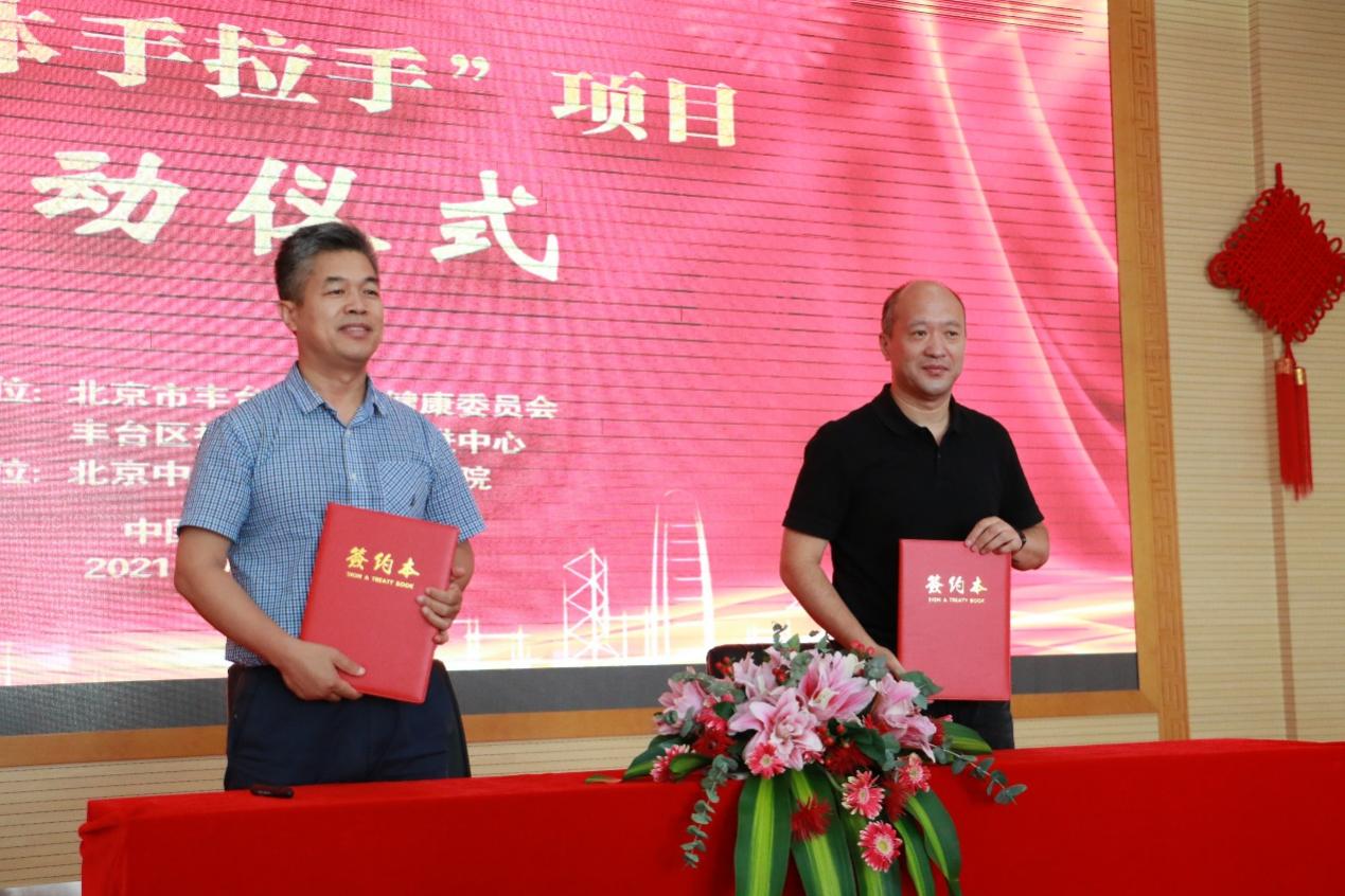 圖片包含 桌子, 游戲機(jī), 站, 男人

描述已自動(dòng)生成