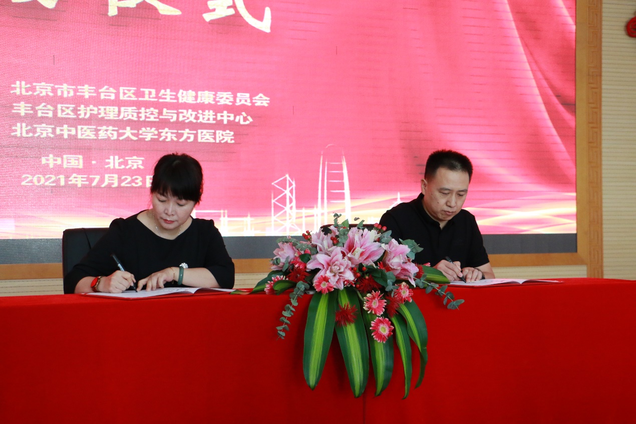 桌子上有人的照片上寫著字

低可信度描述已自動(dòng)生成