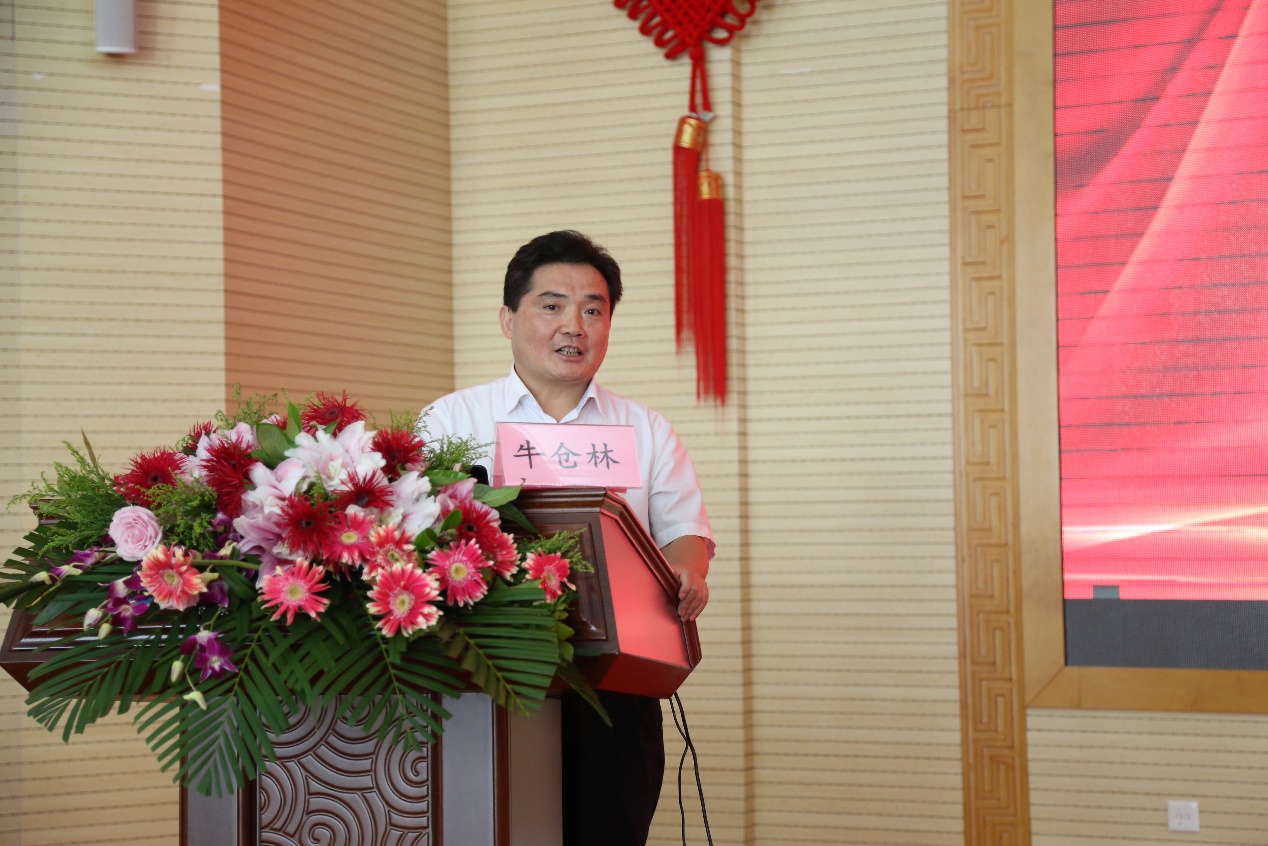 圖片包含 建筑, 花, 男人, 前

描述已自動(dòng)生成