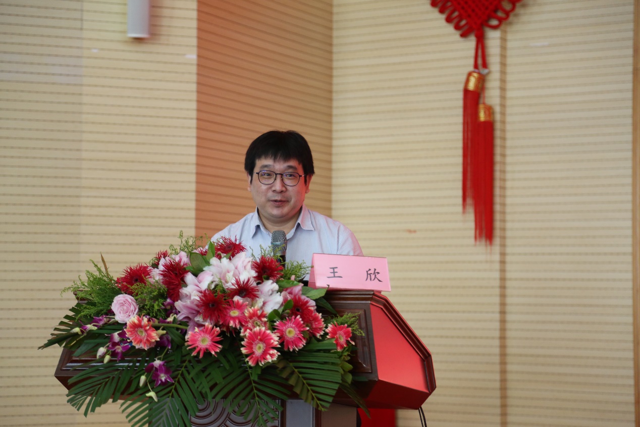 人站在花前

低可信度描述已自動(dòng)生成